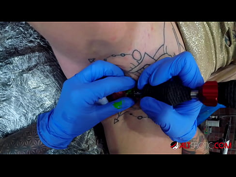 ❤️ Keçika pir tattookirî Sully Savage tattooek li ser klîtorê xwe kir. ☑ Super porno li ku.epicshowdown.top ❌❤